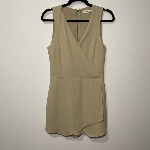 Abercombie & Fitch Women's Tan neutral V neck Sleeveless romper skort in size XS - Picture 1 of 7